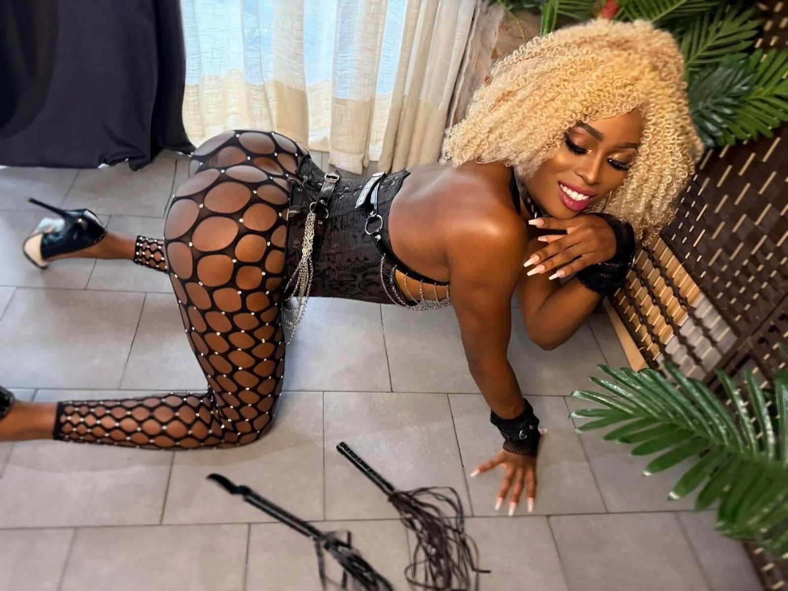Chica trans cubana, La Comercial